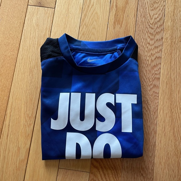 Nike High performance children’s size 4T short sleeve shirt - Picture 2 of 3